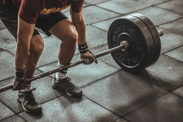 man weight lifting